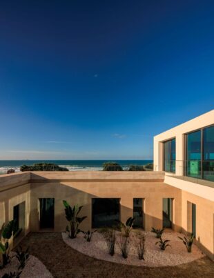 Falésia D'El Rey House / [i]da arquitectos, Silver Coast, Portugal